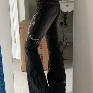 Women s Vintage High Waist Flare Jeans with Floral Embroidery Detailing Stylish Denim Pants for Spring and Fall  Fit